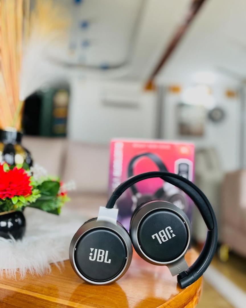 JBL D59 wireless headphones with microphones
