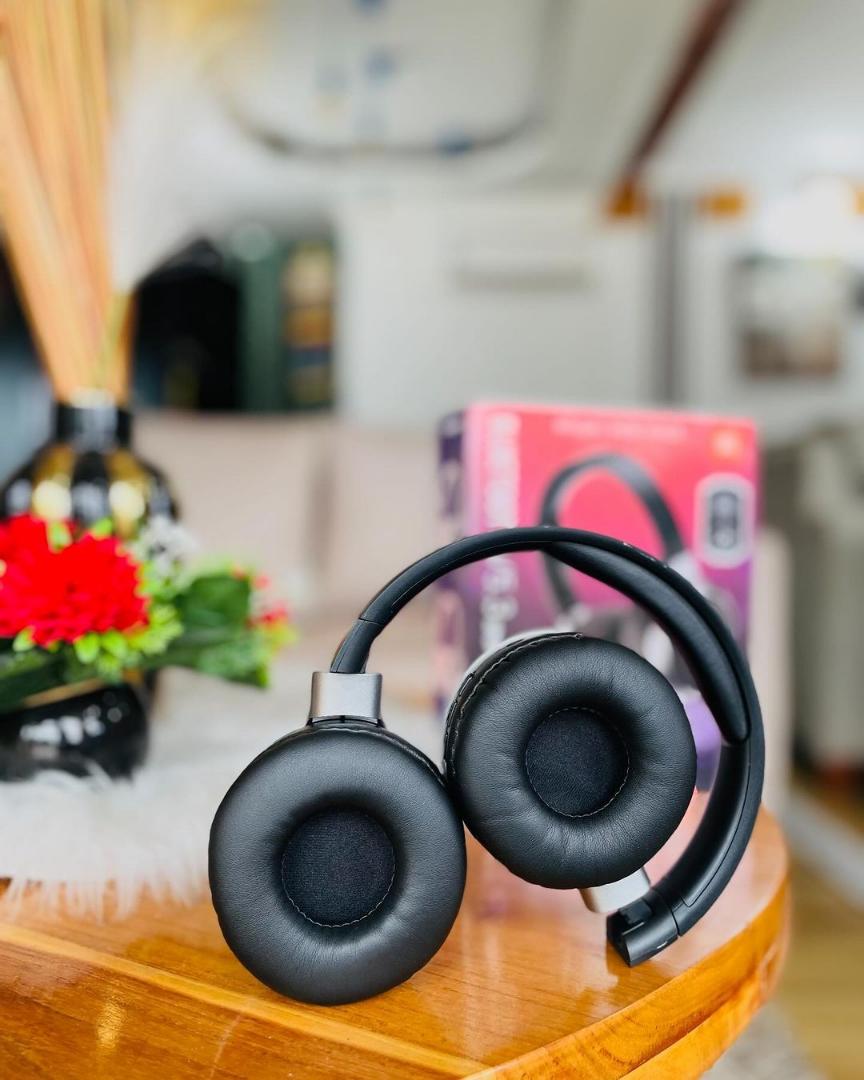 JBL D59 wireless headphones with microphones
