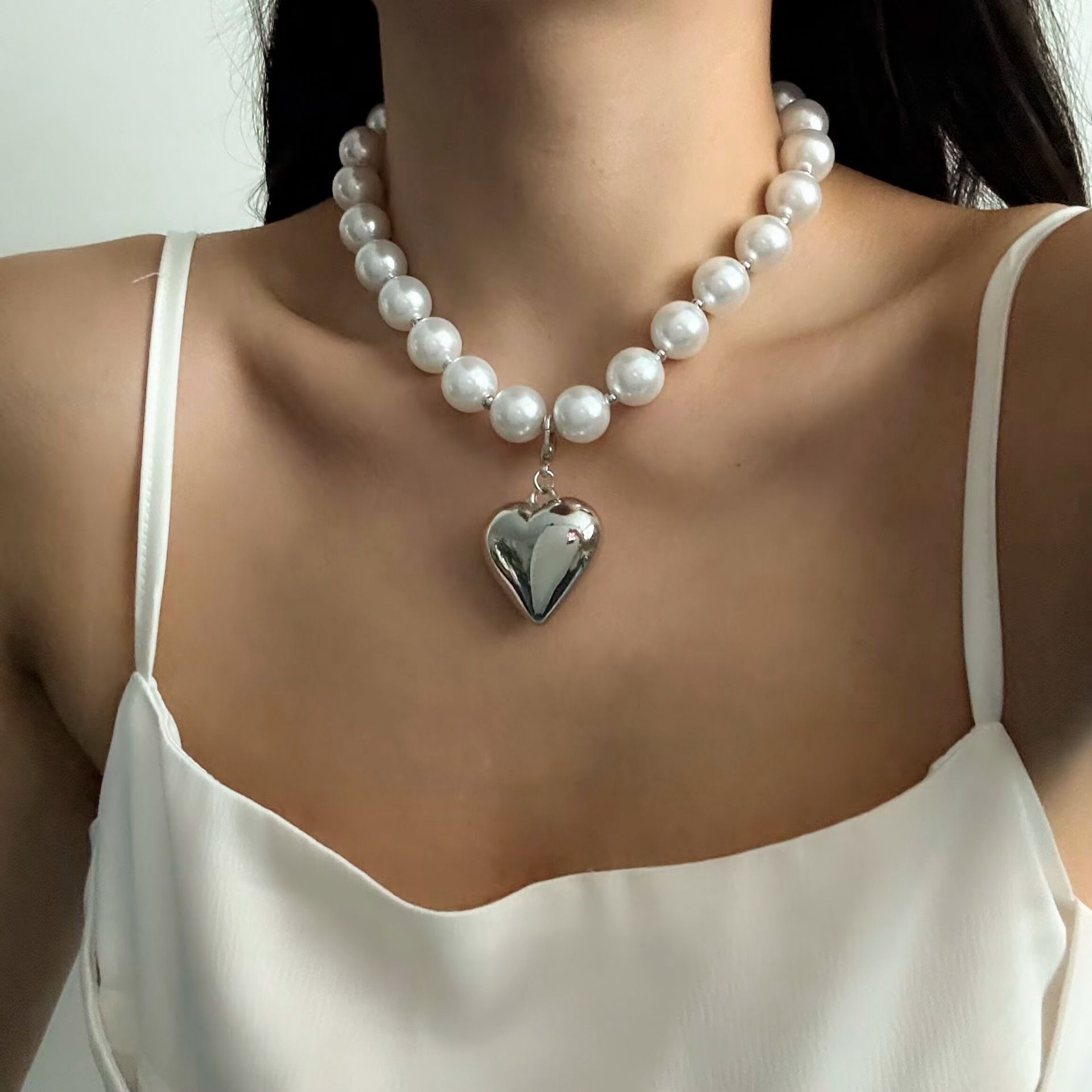 New Fashion Punk Oversize Bead Choker Necklace - Heart Pendant with pearl Geometric Layered Collarbone Chain for Women Y2K Gothic Adjustable Collar Jewelry with Alloy Beads