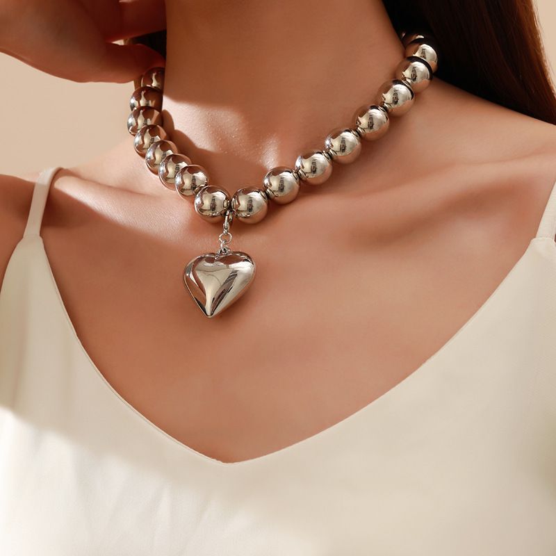 New Fashion Punk Oversize Bead Choker Necklace - Heart Pendant with pearl Geometric Layered Collarbone Chain for Women Y2K Gothic Adjustable Collar Jewelry with Alloy Beads