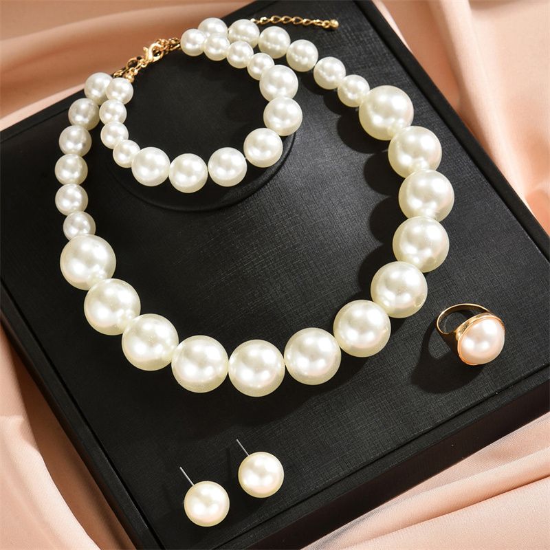 New Arrival 4-Piece Women's Vintage Light Luxury Pearl Jewelry Set Large Round Pearl Choker Necklace Bracelet Ring Earrings Ensemble Stylish High-End Banquet Party Dress Accessories