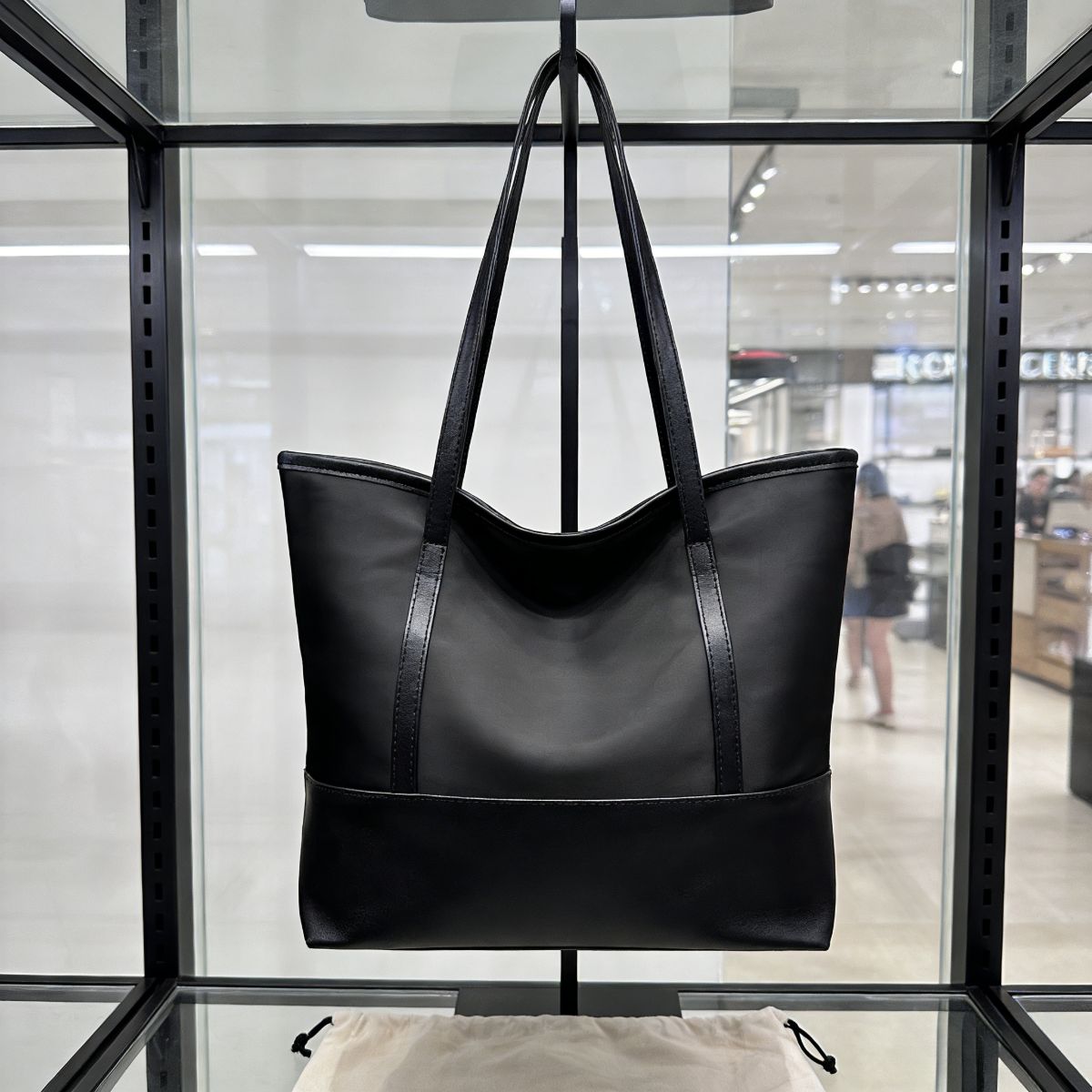 Trendy nylon tote bag: large-capacity, lightweight & water-resistant. Stylish, durable & versatile—perfect for Kenyan young ladies’ work, shopping or daily outings.