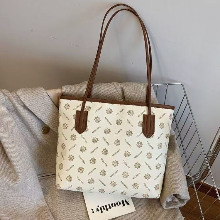 Trendy PU leather shoulder bag: stylish patterned design & contrast strap. Ideal for Kenyan young ladies’ daily outings, shopping, dates or casual gatherings.