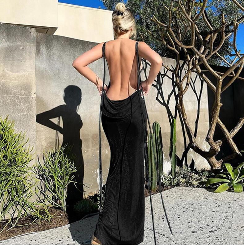 New stylish and sexy backless dress with a halter neck and tie-up details, exuding an elegant temperament. This long dress is suitable for parties and evening banquets in the summer of 2025.