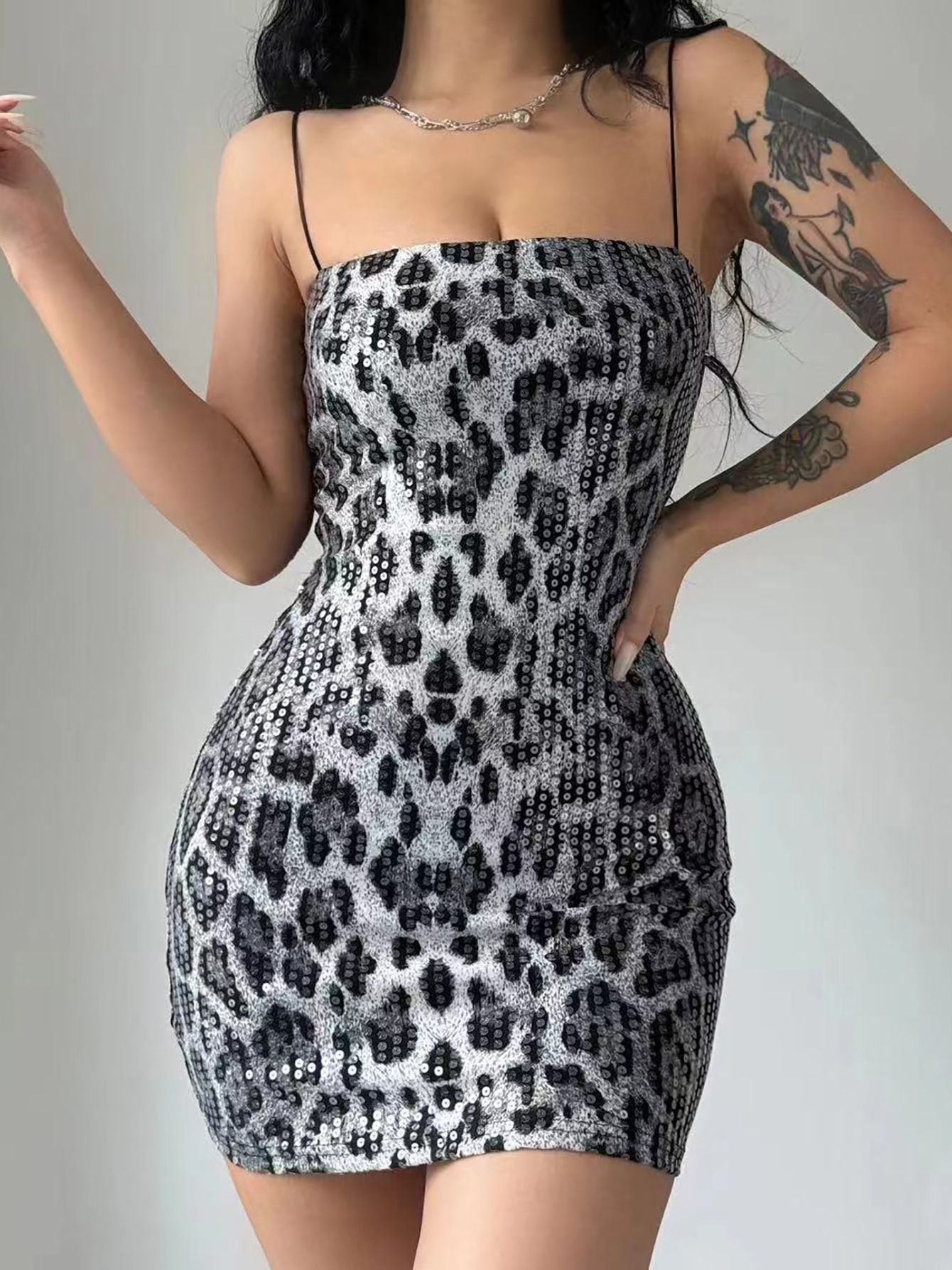 New summer style dress, fashionable, sexy and full of charm, with leopard print, halter straps, sequins, suitable for parties, clubs and evening banquets. It's a short dress.