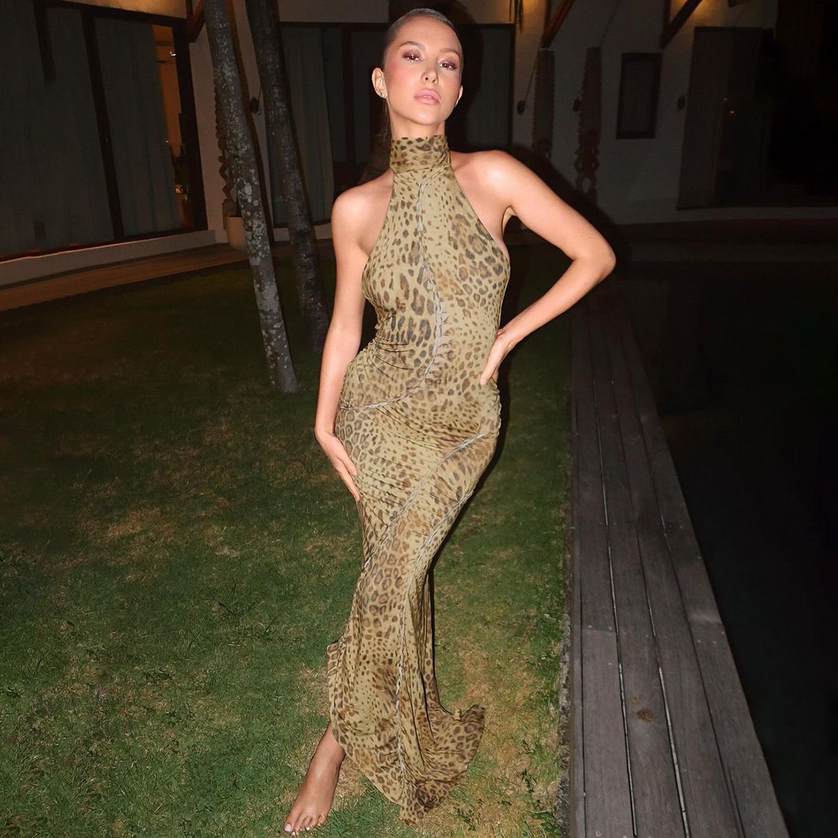 New summer 2025 fashion dress with an elegant temperament, backless design, form-fitting style, tie straps, halter neck and irregular leopard print, suitable for parties, clubs and evening banquets.