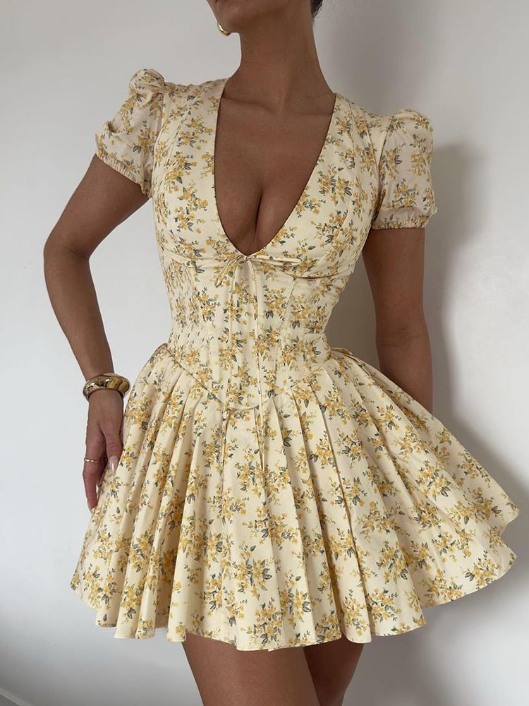 New French-style sweet, lightweight and breathable dress for summer, with a deep V-neck, a waist-slimming design, short sleeves and pleated prints, suitable for casual wear and parties.