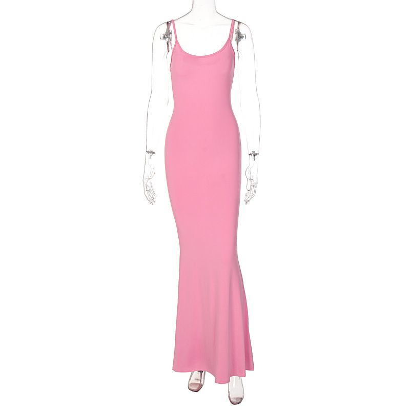 New style for the summer of 2025. A solid-color, casual, sleeveless, high-waisted, figure-hugging camisole maxi dress.