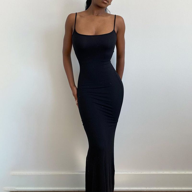 New style for the summer of 2025. A solid-color, casual, sleeveless, high-waisted, figure-hugging camisole maxi dress.