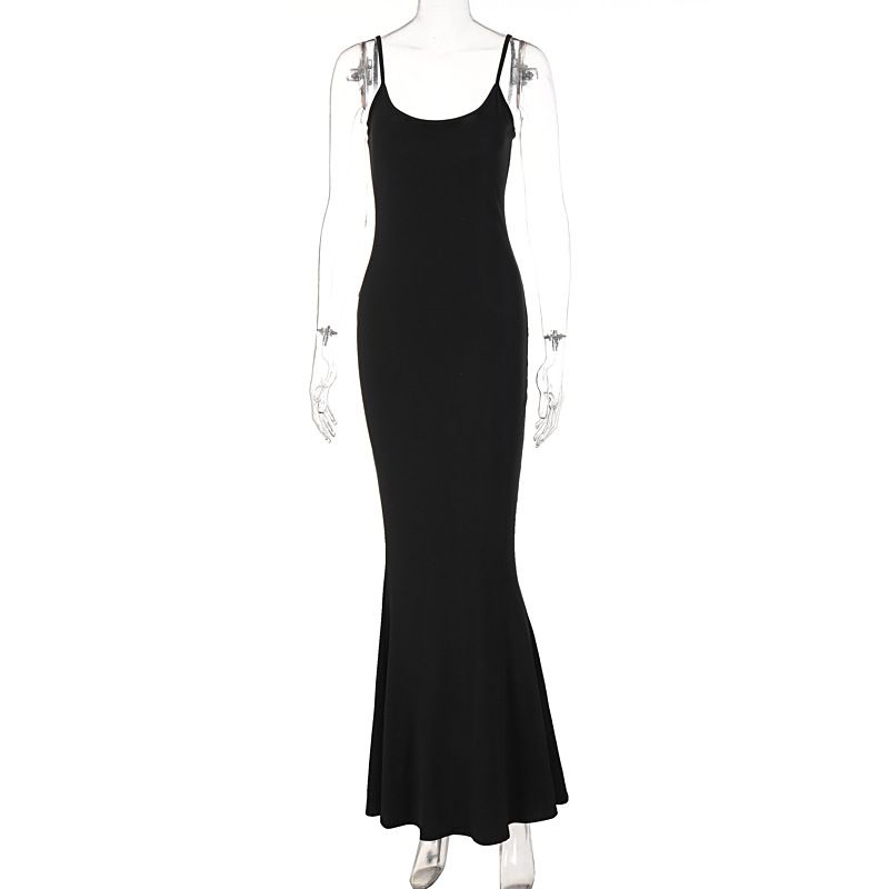New style for the summer of 2025. A solid-color, casual, sleeveless, high-waisted, figure-hugging camisole maxi dress.