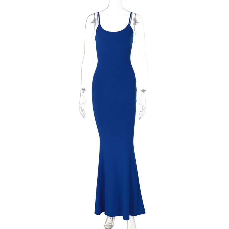 New style for the summer of 2025. A solid-color, casual, sleeveless, high-waisted, figure-hugging camisole maxi dress.