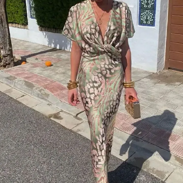 New women's dresses in summer are fashionable and elegant, printed with short sleeves and V-neck kinks, and the waist long dresses are suitable for daily leisure office commuting.