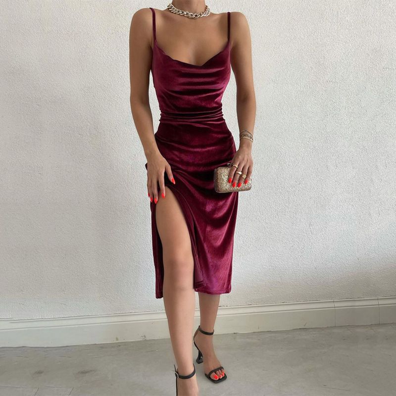 New summer fashion in 2025. A stylish, casual, elegant and sexy form-fitting halter dress with a slit, suitable for parties on the street and evening banquets, in a medium to long length.
