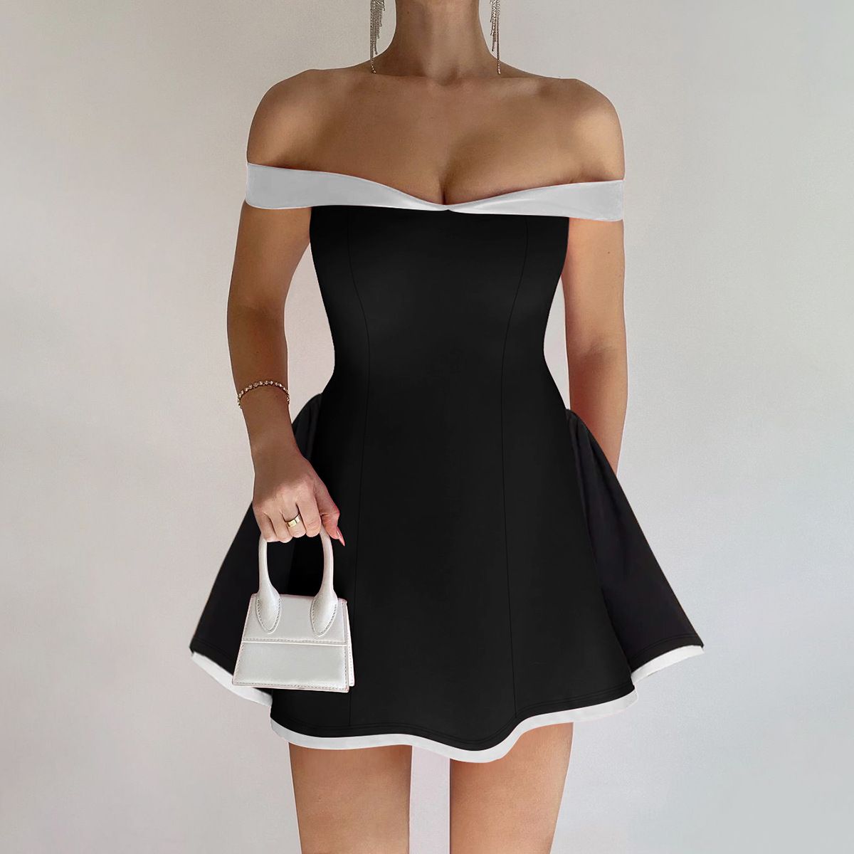 New summer fashion. A sexy strapless dress with an off-the-shoulder design, form-fitting silhouette, suitable for guests at parties and evening banquets. The dress is short in length.