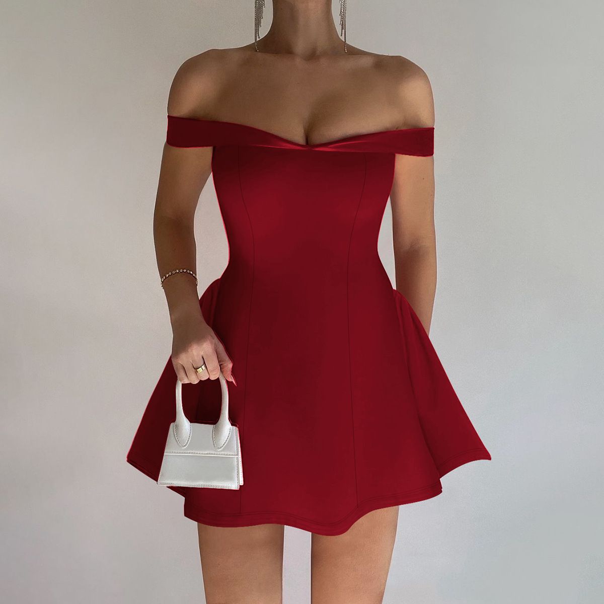 New summer fashion. A sexy strapless dress with an off-the-shoulder design, form-fitting silhouette, suitable for guests at parties and evening banquets. The dress is short in length.