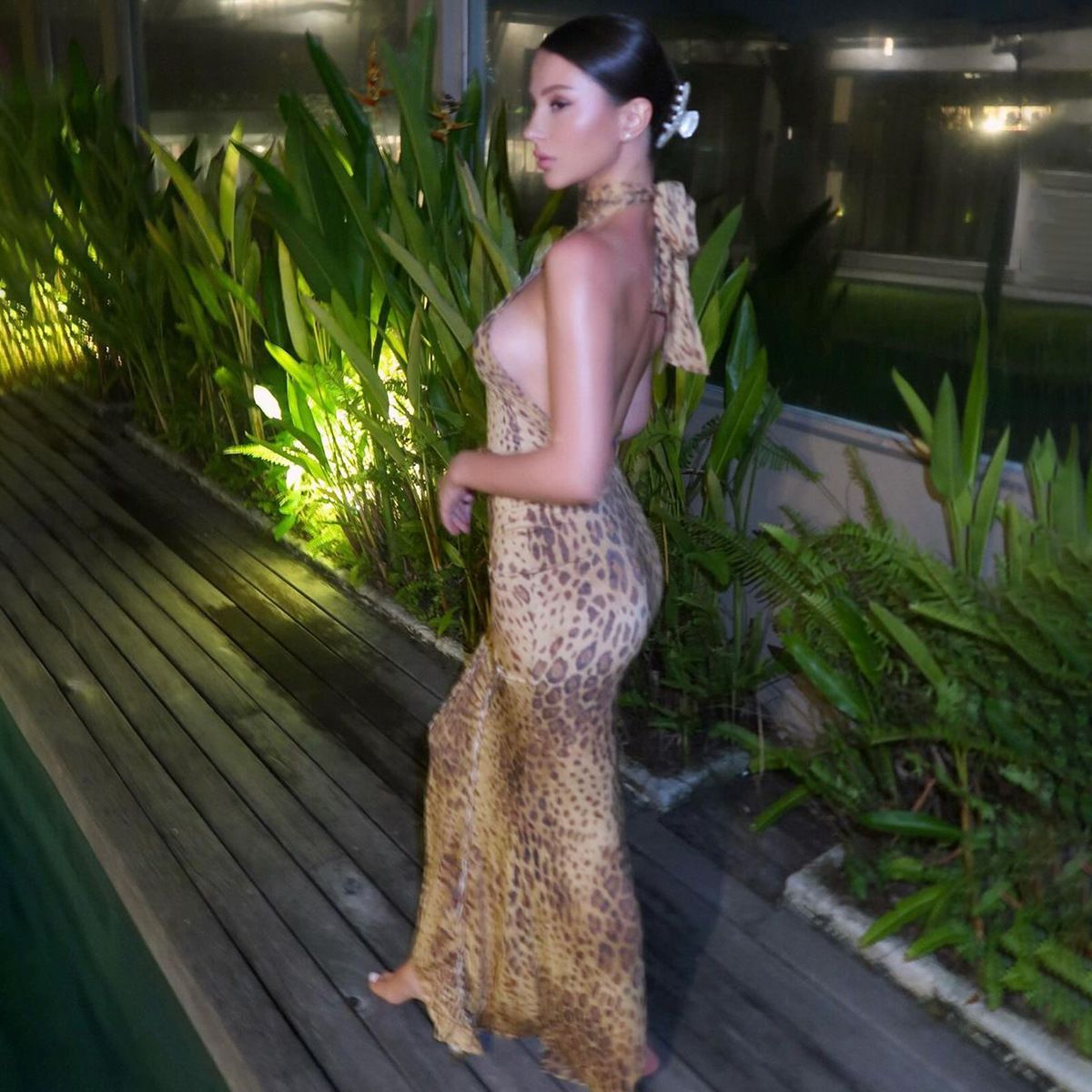 New summer 2025 fashion dress with an elegant temperament, backless design, form-fitting style, tie straps, halter neck and irregular leopard print, suitable for parties, clubs and evening banquets.