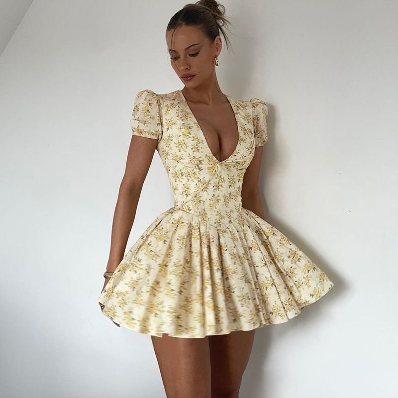 New French-style sweet, lightweight and breathable dress for summer, with a deep V-neck, a waist-slimming design, short sleeves and pleated prints, suitable for casual wear and parties.