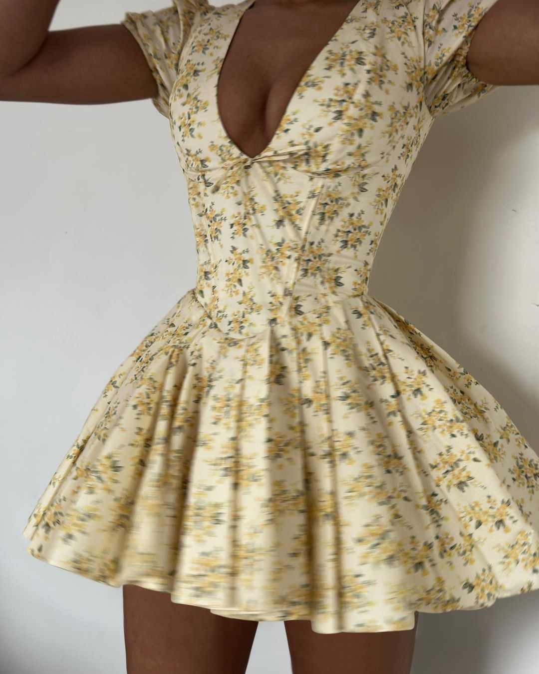 New French-style sweet, lightweight and breathable dress for summer, with a deep V-neck, a waist-slimming design, short sleeves and pleated prints, suitable for casual wear and parties.