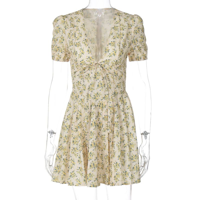 New French-style sweet, lightweight and breathable dress for summer, with a deep V-neck, a waist-slimming design, short sleeves and pleated prints, suitable for casual wear and parties.