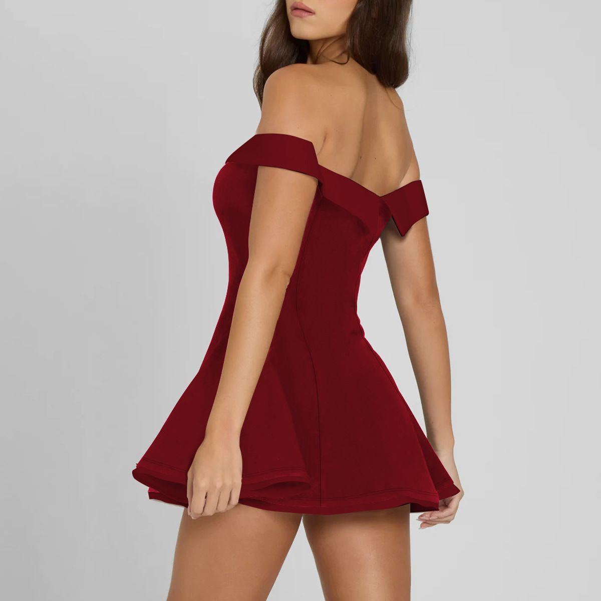 New summer fashion. A sexy strapless dress with an off-the-shoulder design, form-fitting silhouette, suitable for guests at parties and evening banquets. The dress is short in length.