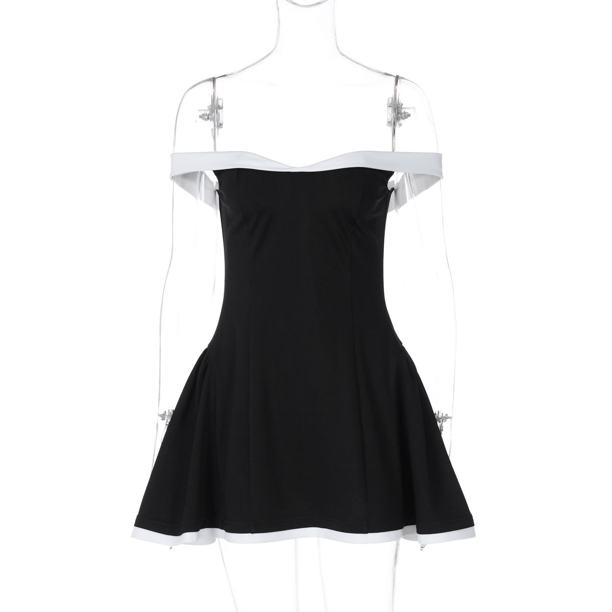 New summer fashion. A sexy strapless dress with an off-the-shoulder design, form-fitting silhouette, suitable for guests at parties and evening banquets. The dress is short in length.