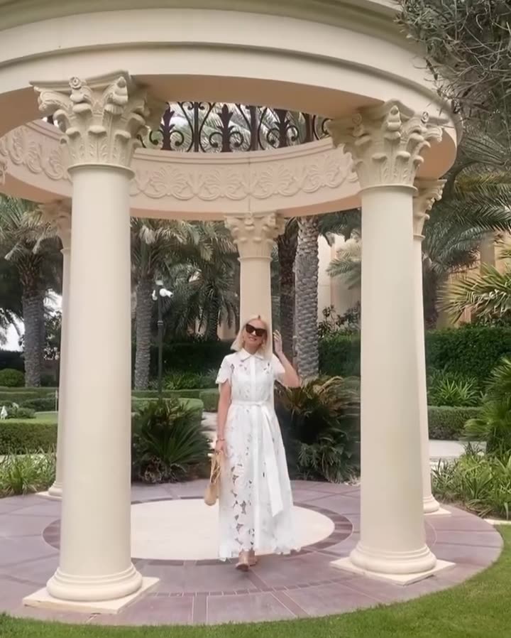 New women's dresses in summer are fashionable and elegant. Lace openwork short-sleeved lapels and single-breasted cardigans are long dresses suitable for daily leisure and holiday commuting.