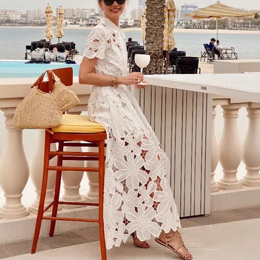 New women's dresses in summer are fashionable and elegant. Lace openwork short-sleeved lapels and single-breasted cardigans are long dresses suitable for daily leisure and holiday commuting.