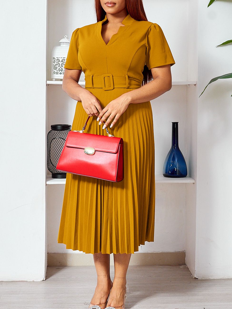 New short-sleeved dress for summer 2025, featuring a V-neck, pleated design, a stylish and elegant temperament, a cinched waist, and suitable for office commuting. It is of a medium to long length.