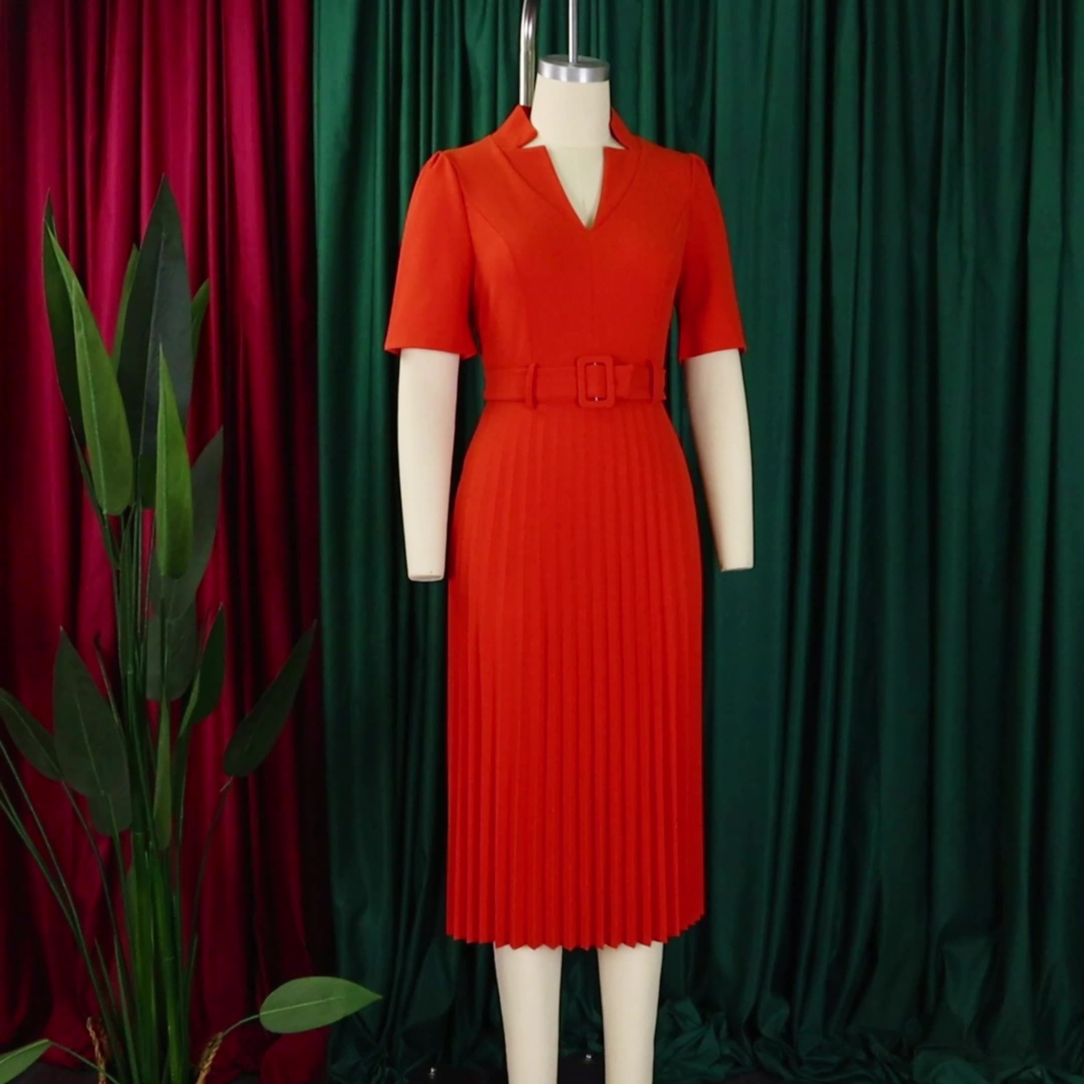New short-sleeved dress for summer 2025, featuring a V-neck, pleated design, a stylish and elegant temperament, a cinched waist, and suitable for office commuting. It is of a medium to long length.