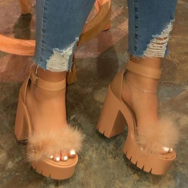 New women's shoes in summer, high-heeled shoes, fashionable colored fluff, thick heels and buckle high-heeled sandals.