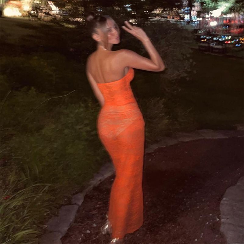 New women's dresses in summer are fashionable, elegant, solid color, strapless and wrapped lace slim long dresses suitable for leisure and holiday parties.