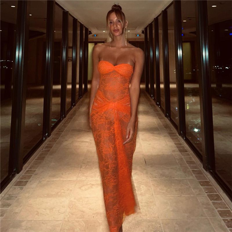 New women's dresses in summer are fashionable, elegant, solid color, strapless and wrapped lace slim long dresses suitable for leisure and holiday parties.