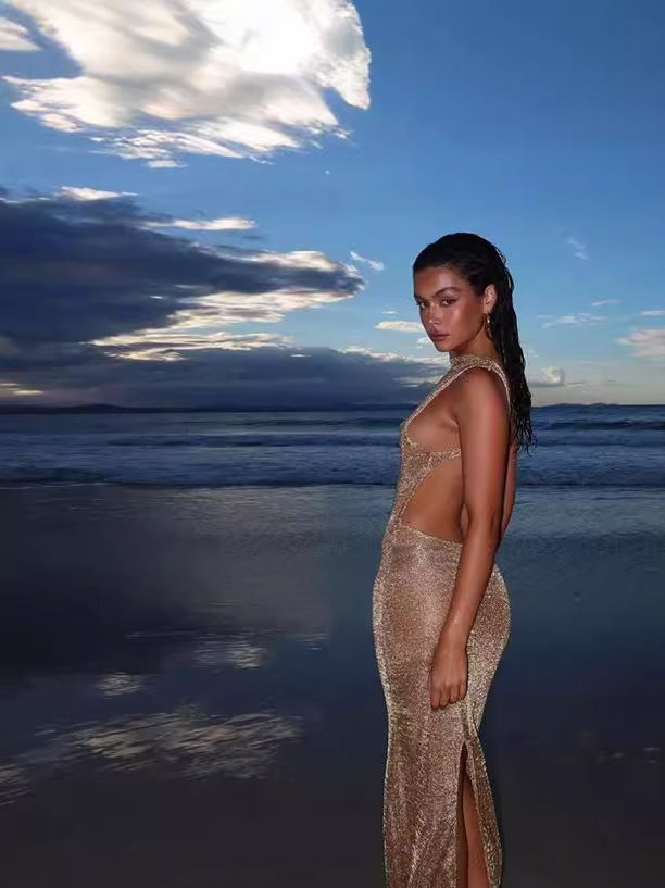 New styles for the summer of 2025: A fashionable, elegant and sexy long dress with straps, a backless design, a form-fitting silhouette and slits, suitable for guests at party and evening banquet.