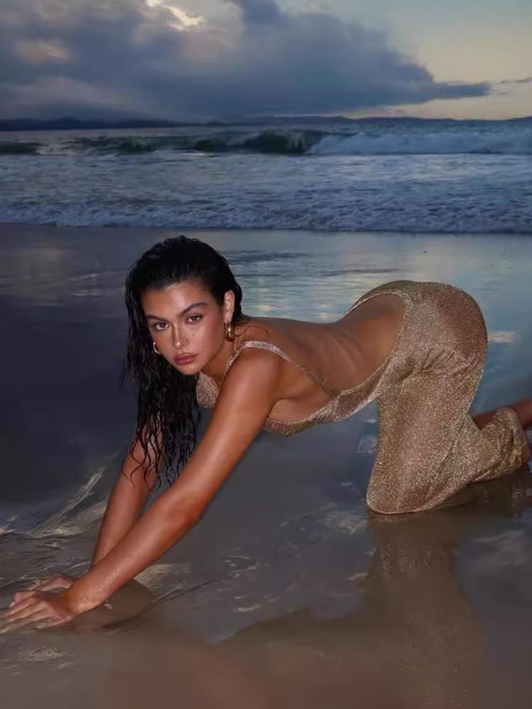 New styles for the summer of 2025: A fashionable, elegant and sexy long dress with straps, a backless design, a form-fitting silhouette and slits, suitable for guests at party and evening banquet.