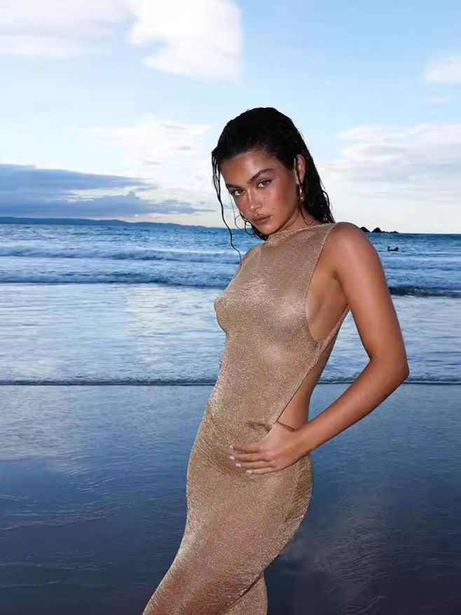 New styles for the summer of 2025: A fashionable, elegant and sexy long dress with straps, a backless design, a form-fitting silhouette and slits, suitable for guests at party and evening banquet.