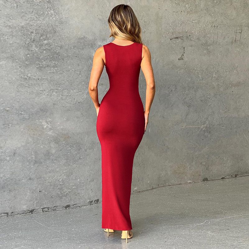 New styles for the summer of 2025: A fashionable and elegant solid-color sleeveless long dress with a form-fitting silhouette, suitable for casual occasions and evening banquets.