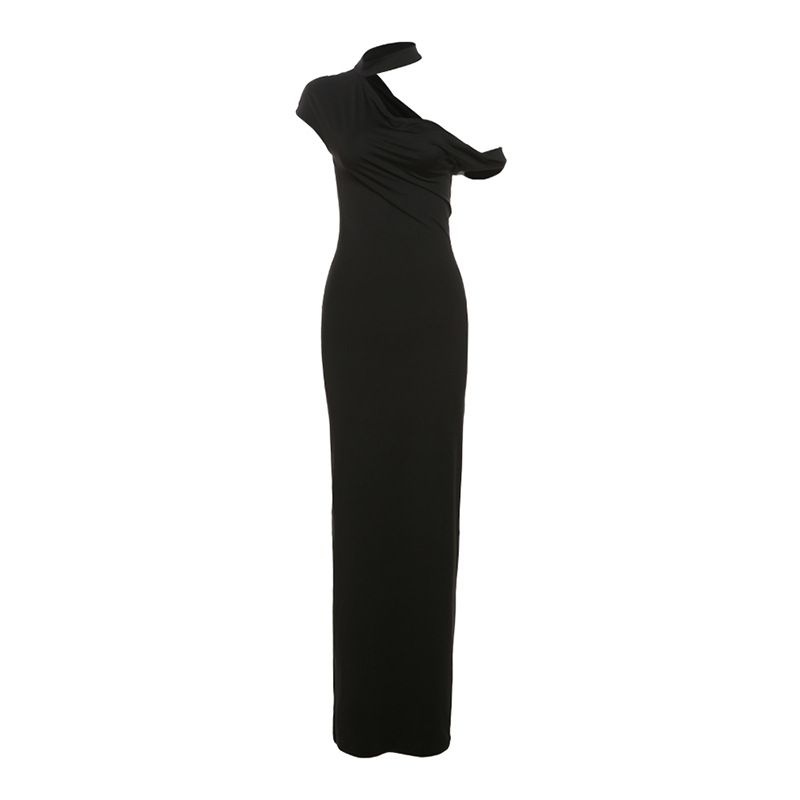 New styles for the summer of 2025: A fashionable and elegant solid-color long dress with a one-shoulder and halter-neck design, form-fitting, suitable for guests at parties and evening banquets.
