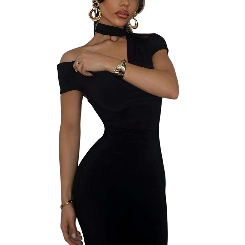 New styles for the summer of 2025: A fashionable and elegant solid-color long dress with a one-shoulder and halter-neck design, form-fitting, suitable for guests at parties and evening banquets.