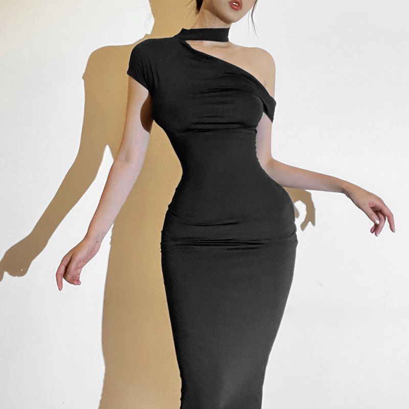 New styles for the summer of 2025: A fashionable and elegant solid-color long dress with a one-shoulder and halter-neck design, form-fitting, suitable for guests at parties and evening banquets.