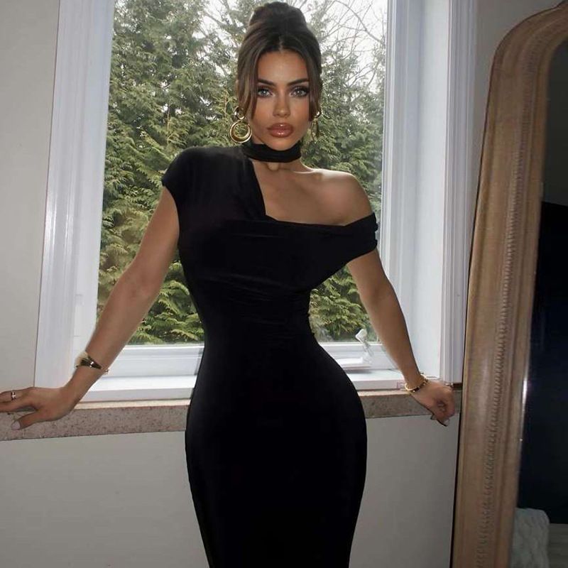 New styles for the summer of 2025: A fashionable and elegant solid-color long dress with a one-shoulder and halter-neck design, form-fitting, suitable for guests at parties and evening banquets.