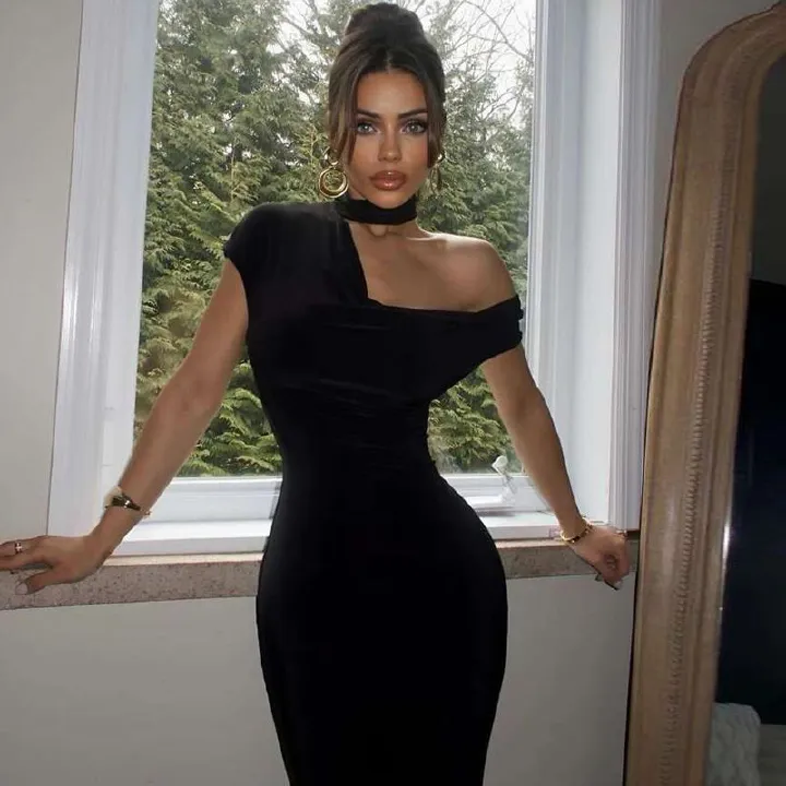 New styles for the summer of 2025: A fashionable and elegant solid-color long dress with a one-shoulder and halter-neck design, form-fitting, suitable for guests at parties and evening banquets.