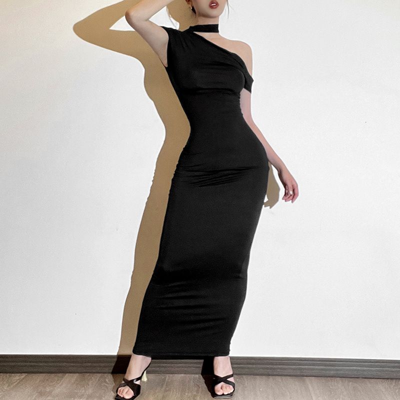 New styles for the summer of 2025: A fashionable and elegant solid-color long dress with a one-shoulder and halter-neck design, form-fitting, suitable for guests at parties and evening banquets.