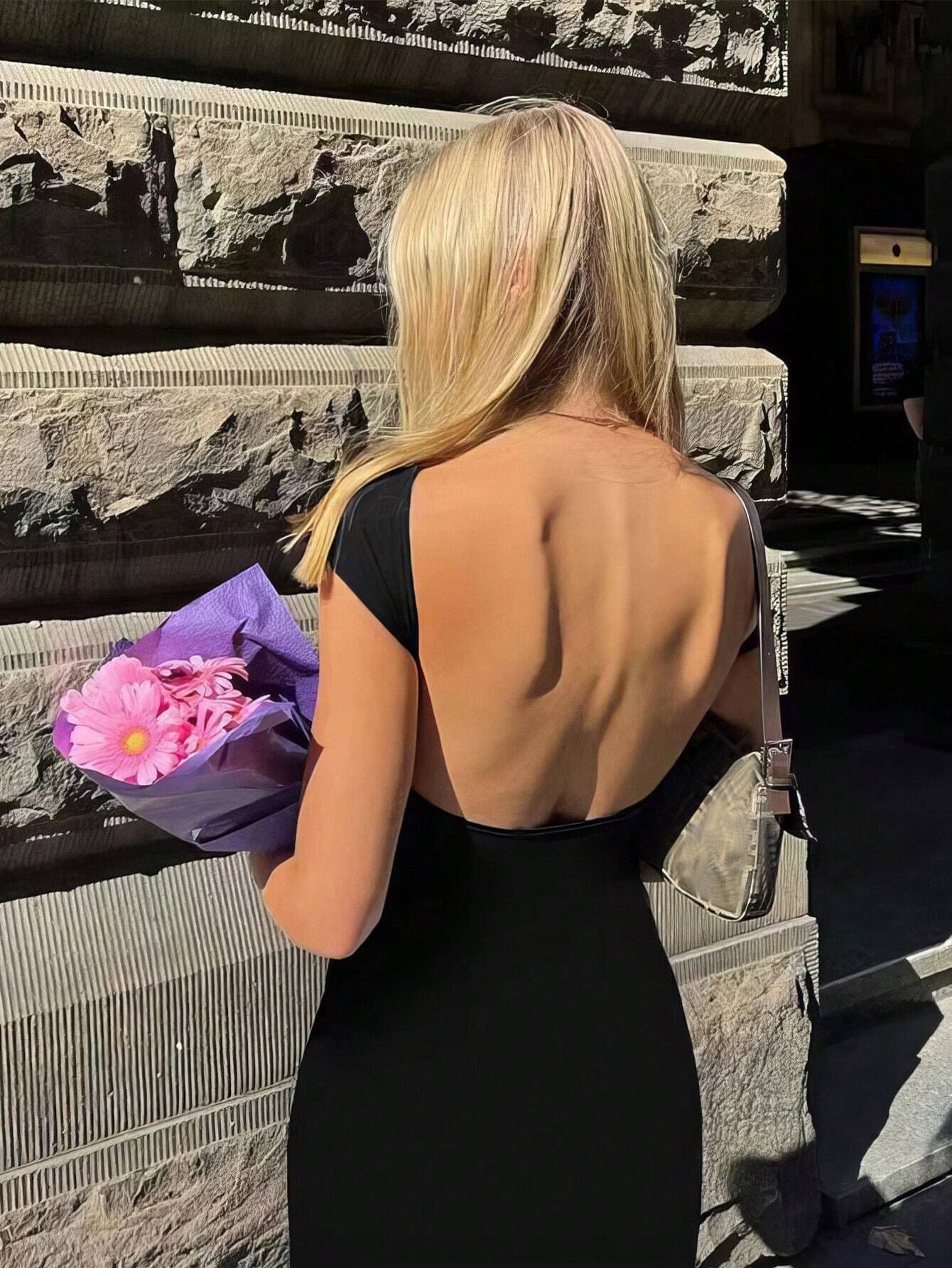 New women's dresses in summer are fashionable, elegant, solid color, short sleeves, round neck, backless and slim. Long dresses are suitable for everyday casual dinners.