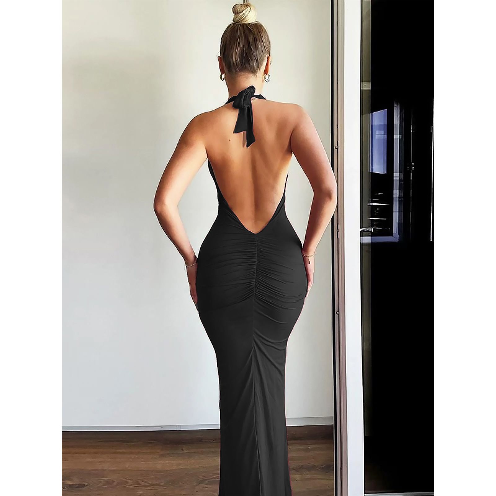 New women's dresses in summer are fashionable, elegant, solid color, sleeveless neck, V-neck, backless and slim. Long dresses are suitable for daily leisure parties and banquets.