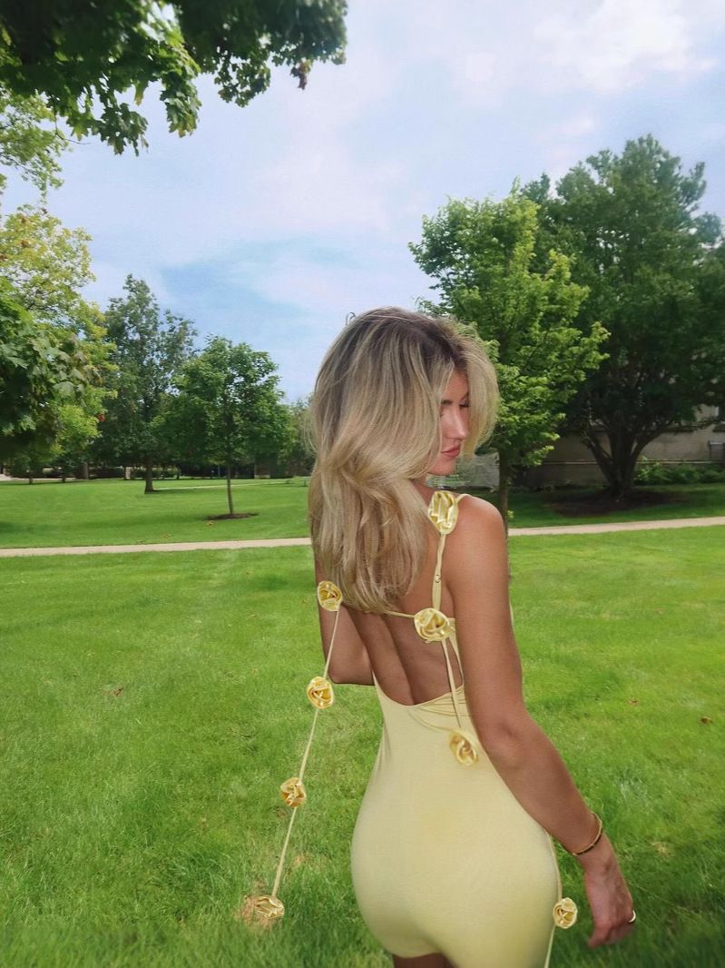 2025 Summer New Women's Fashion: Stylish, elegant and sexy backless strap maxi slim-fit dress with three-dimensional flower decorations for evening banquets and guest attendance.