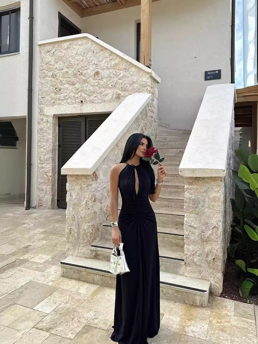 2025 Summer New Women's Fashion: Stylish, elegant and graceful halterneck sleeveless sexy hollow-out pleated slim-fit long dress for parties, evening banquets and guest attendance.