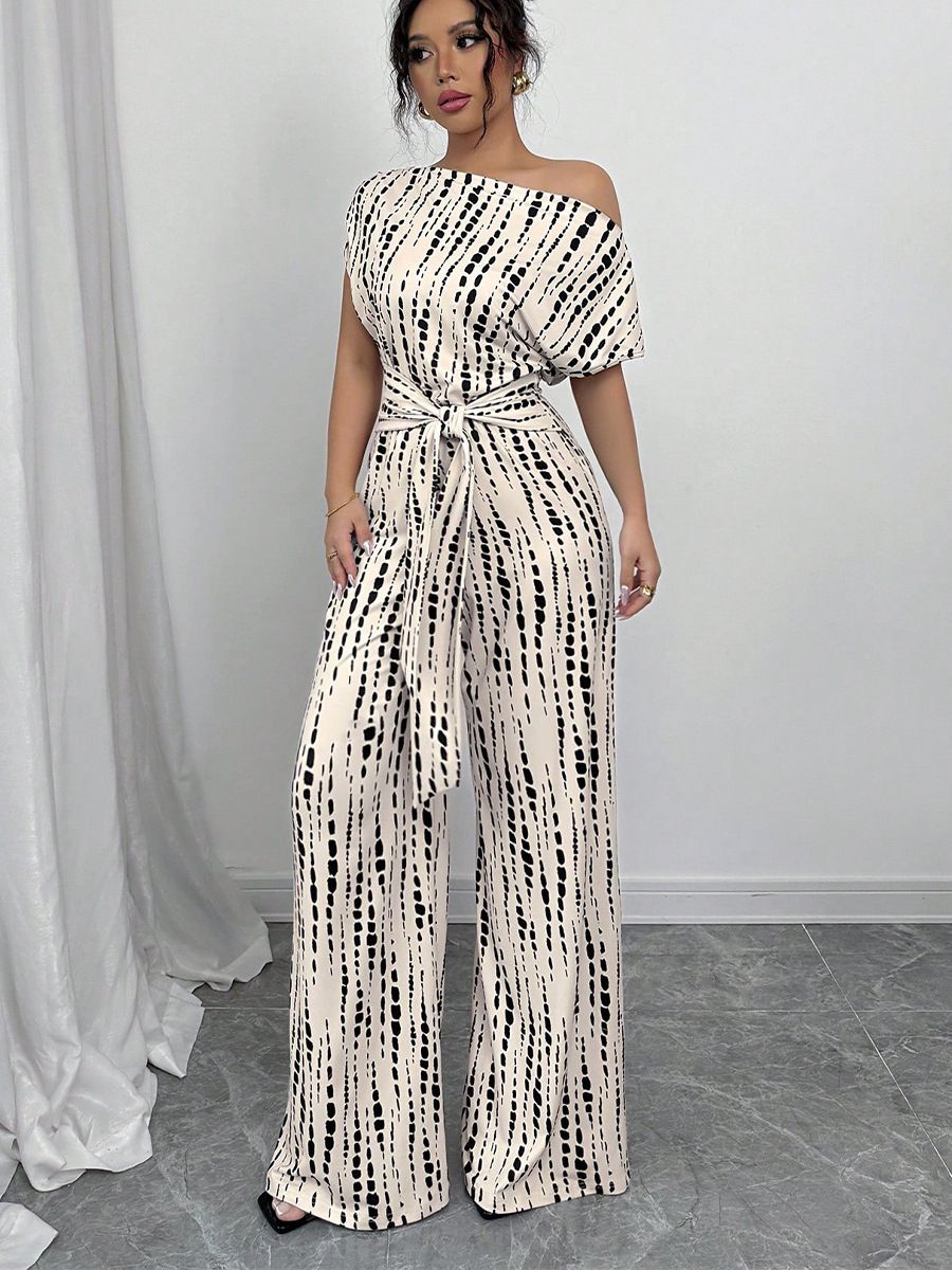 New women's jumpsuit in summer is fashionable and elegant, printed with one-shoulder short-sleeved waist wide-leg pants. Long jumpsuit is suitable for daily leisure commuting.