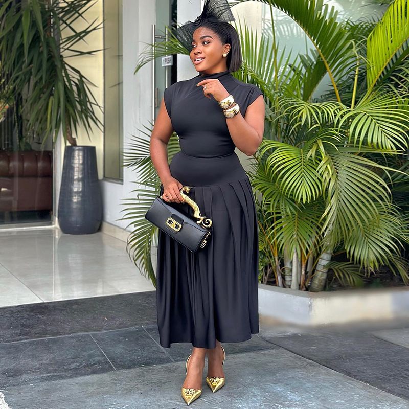 Summer new women's two-piece fashion solid color sleeveless turtleneck top with pleated waist and large skirt long skirt suit is suitable for leisure parties, banquets and office commuting.