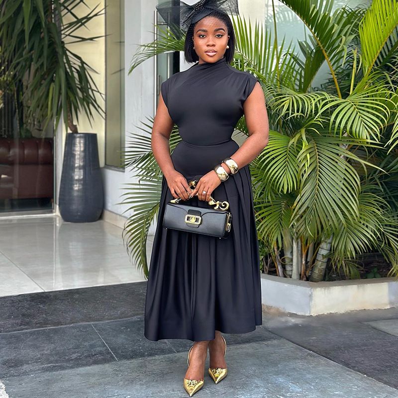 Summer new women's two-piece fashion solid color sleeveless turtleneck top with pleated waist and large skirt long skirt suit is suitable for leisure parties, banquets and office commuting.