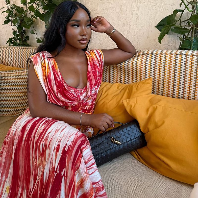 Summer new women's dress casual and comfortable printing sleeveless V-neck waist loose big skirt long dress suitable for daily leisure and holiday banquets.